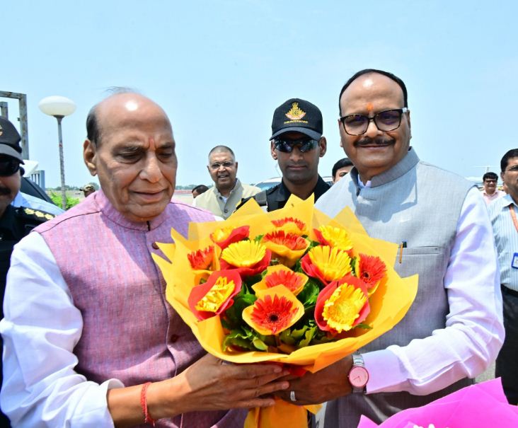 राजनाथ सिंह का स्वागत करते उप मुख्यमंत्री ब्रजेश पाठक राजनाथ सिंह का स्वागत करते उप मुख्यमंत्री ब्रजेश पाठक