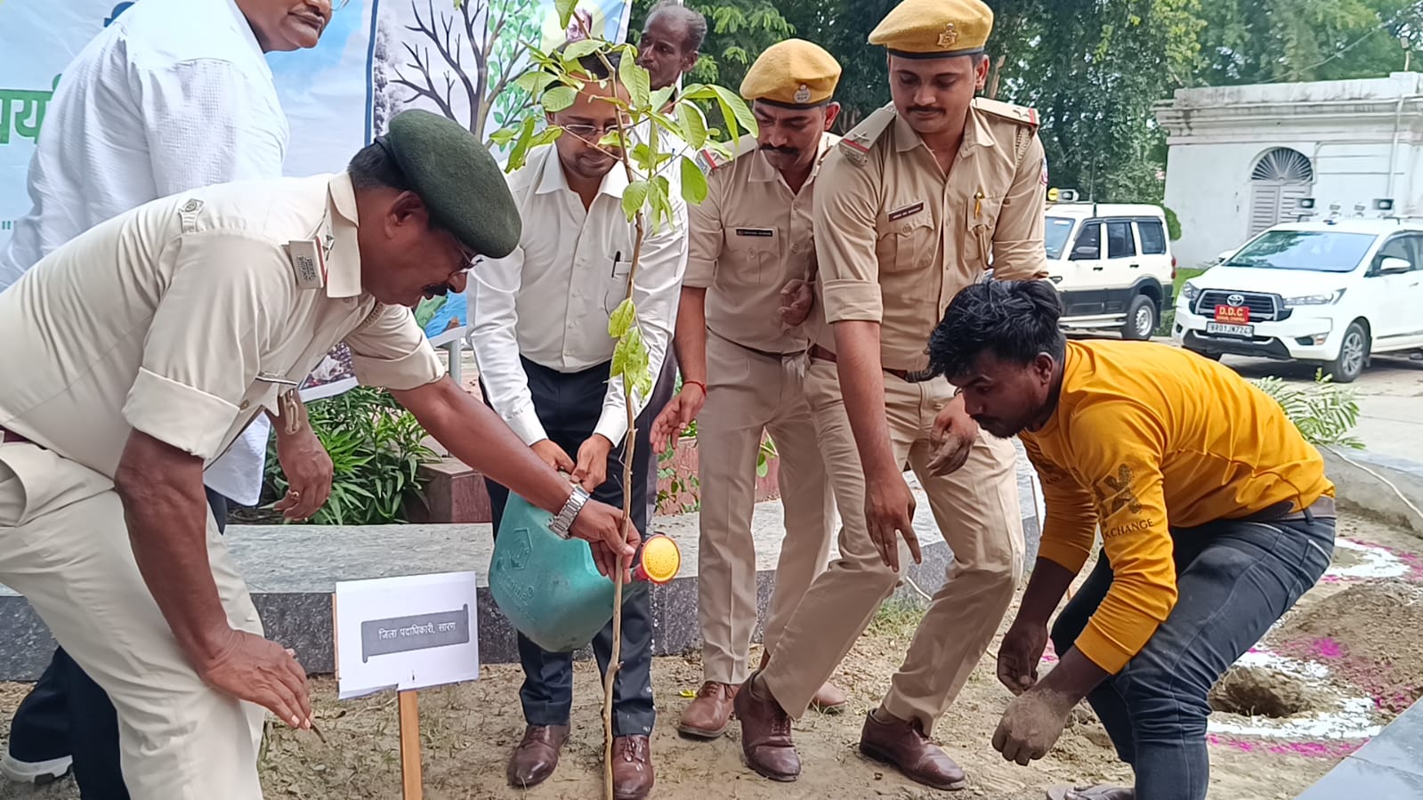 विश्व पर्यावरण दिवस पर समाहरणालय परिसर में पौधारोपण