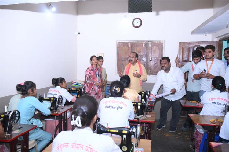 उप मुख्यमंत्री अरुण साव ने लोरमी में कौशल विकास प्रशिक्षण केंद्र का अवलाेकन करते हुए