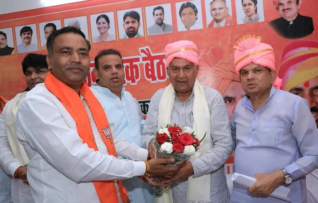 सोनीपत: पूर्व सासंद रमेश कौशिक व निशांत  छौक्कर स्वागत करते हुए