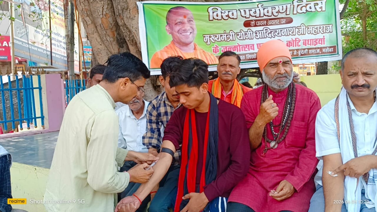 मुख्यमंत्री को बधाई संदेश लिखने के लिए अपना खून निकलवाते बुंदेले