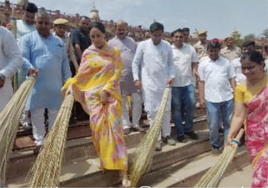 Deputy Chief Minister Diya Kumari did Shramdaan by sweeping and using a shovel in Budha Pushkar.