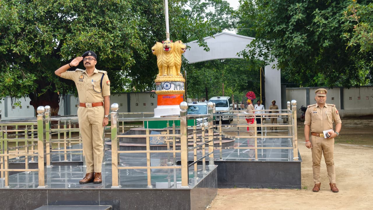 फोटोसलामी लेते हैं पुलिस अधीक्षक