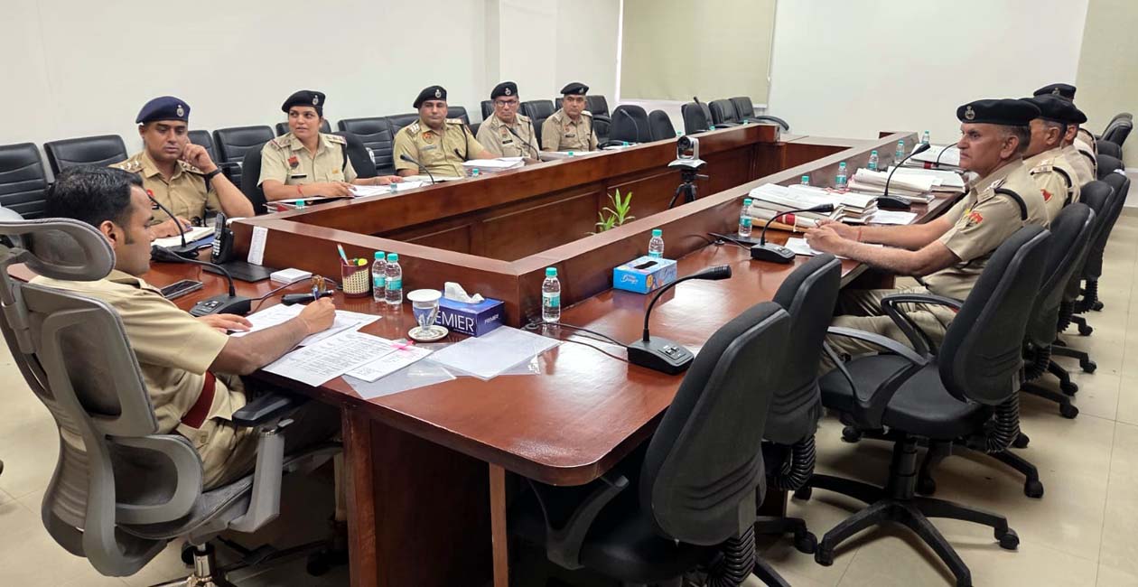 बैठक को संबोधित करते पुलिस अधीक्षक सिद्धांत जैन। बैठक को संबोधित करते पुलिस अधीक्षक सिद्धांत जैन।