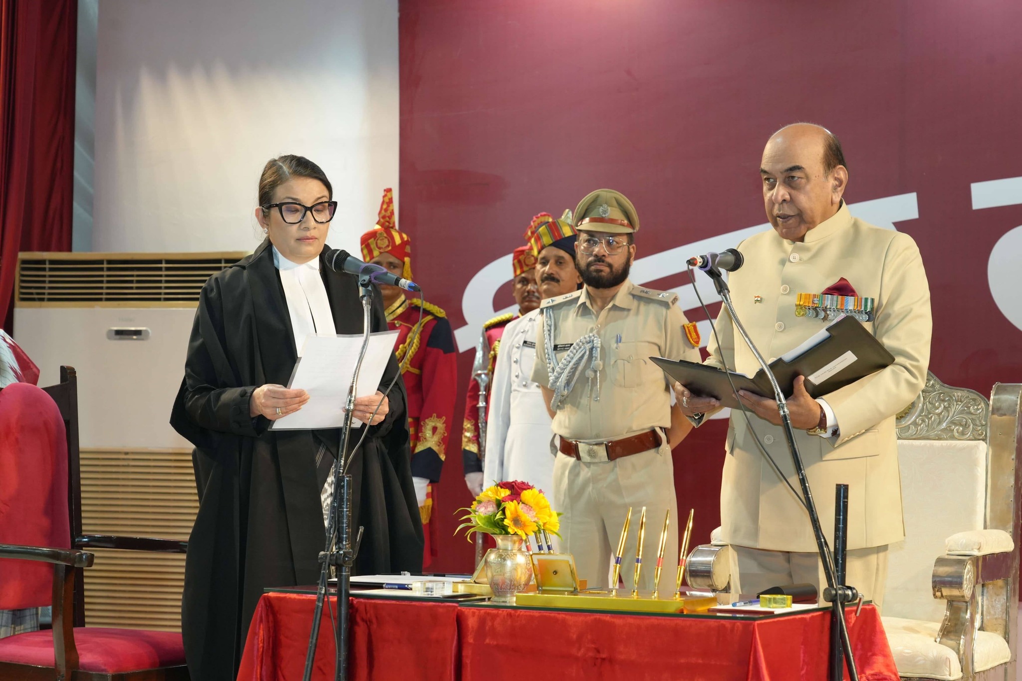 पद एवं गोपनीयता की शपथ लेती मुख्य न्यायाधीश