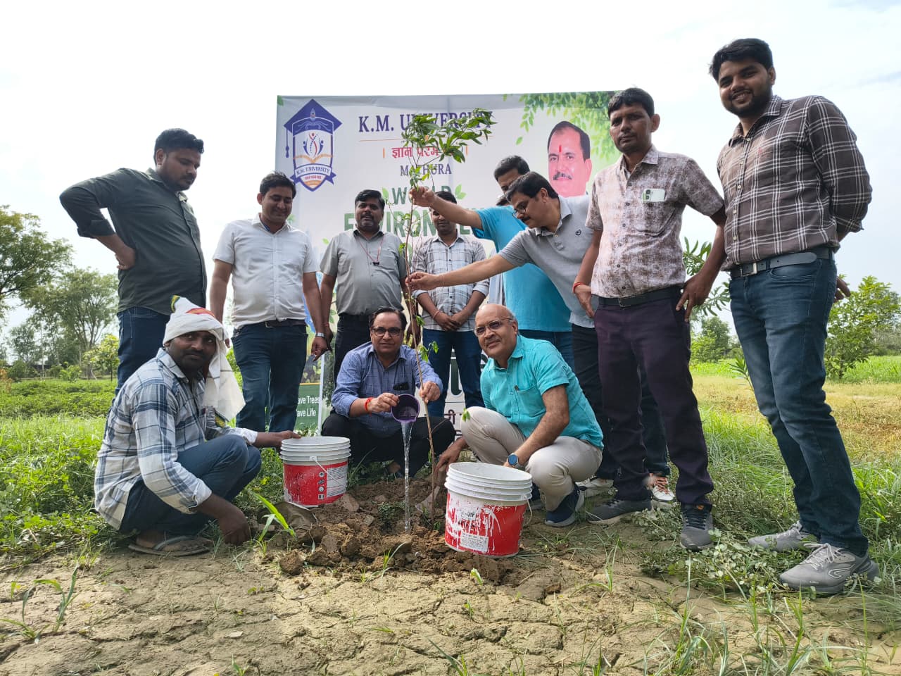केएमयू के प्रशानिक अधिकारीगण पाैधाराेपण करते हुए