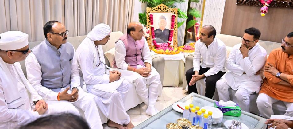 स्व० दर्शन लाल के परिजनों के साथ राजनाथ सिंह स्व० दर्शन लाल के परिजनों के साथ राजनाथ सिंह