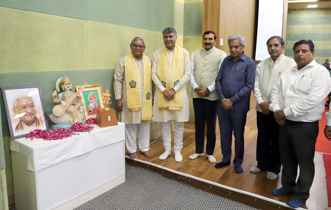 राष्ट्रीय संगोष्ठी का उद्घाटन करते मुख्यातिथि कपिल खन्ना एवं अतिथिगण।