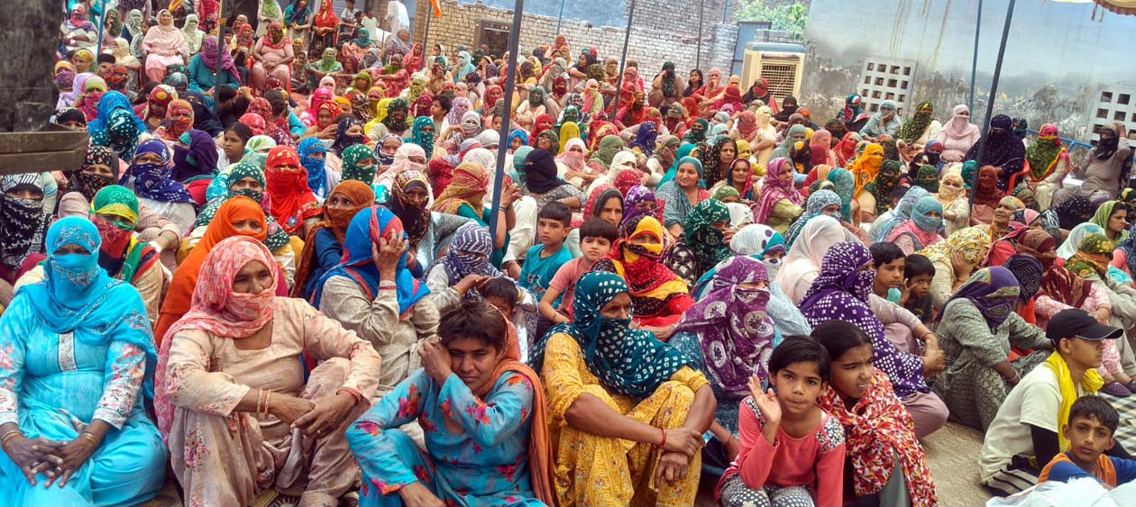धरने पर बैठी महिलाएं व ग्रामीण।