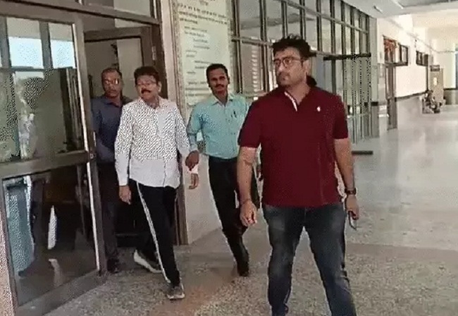 रिश्वत लेते पकड़े गए इंजीनियर को कोर्ट में ले जाते हुए सीबीआई