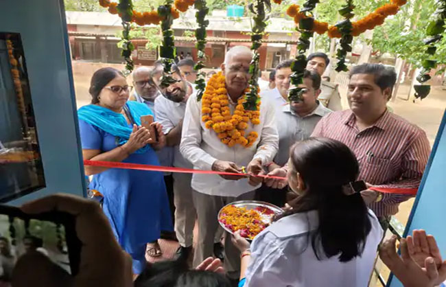इमरजेंसी वार्ड का फीता काट उद्घाटन करते हुए विधायक कंवर सिंह यादव।