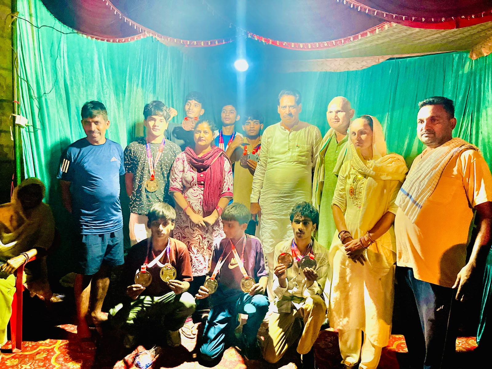 खिलाड़ियों का स्वागत करते कोच व अन्य पदाधिकारी।