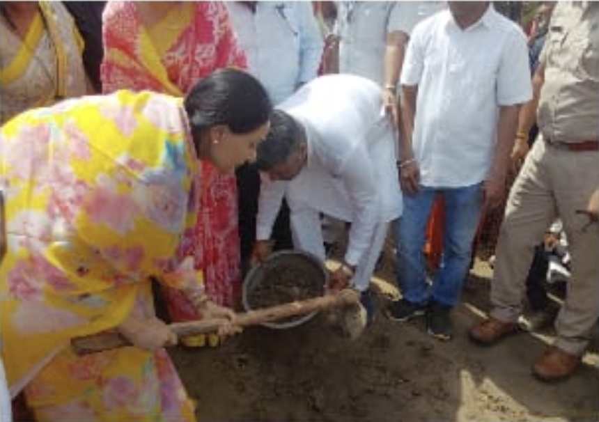 Deputy Chief Minister Diya Kumari did Shramdaan by sweeping and using a shovel in Budha Pushkar.