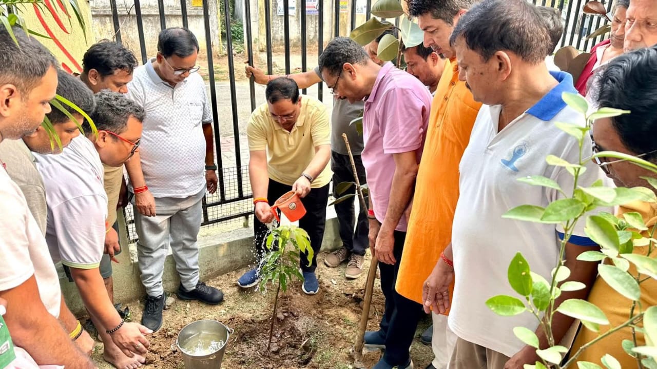 संगठन महामंत्री कर्मवीर सिंह  पौधारोपण करते