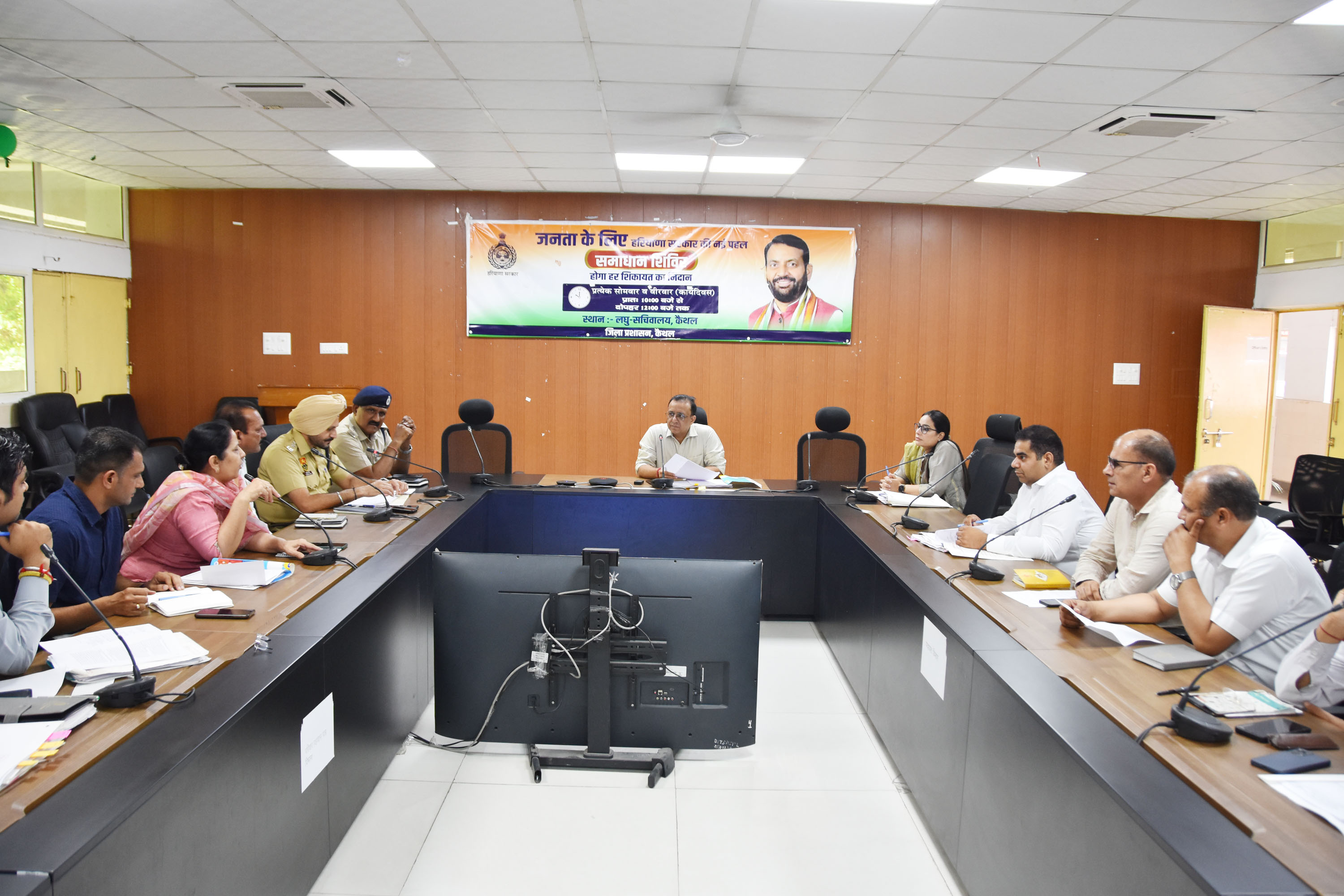 लघु सचिवालय स्थित सभागार में आयोजित जिला स्तरीय नार्को समन्वय समिति की बैठक लेते जिला परिषद के सीईओ सुरेश राविश