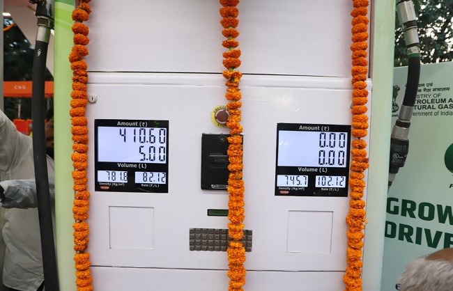 नई दिल्ली में भारत का पहला ई85 फ्यूल लॉन्च करते हरदीप सिंह पुरी