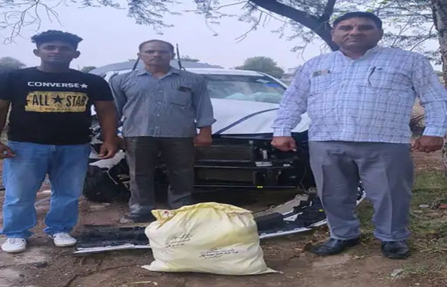 पुलिस द्वारा पकड़ी गई नशा तस्कर की गाड़ी और बरामद गांजा। पुलिस द्वारा पकड़ी गई नशा तस्कर की गाड़ी और बरामद गांजा।