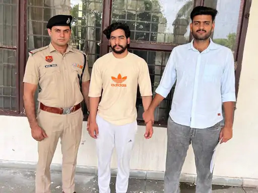 पुलिस की गिरफ्त में आरोपी।