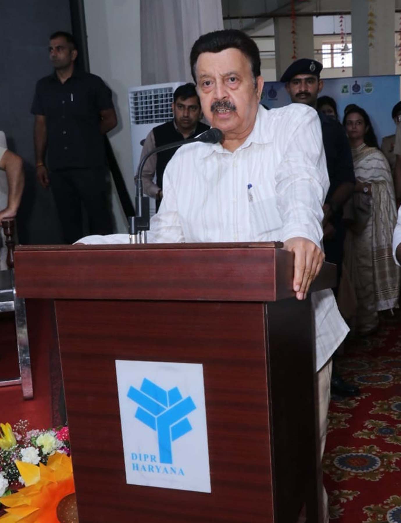 गुरुग्राम में विश्व पर्यावरण दिवस पर आयोजित समारोह में बोलते कैबिनेट मंत्री राव नरबीर सिंह।