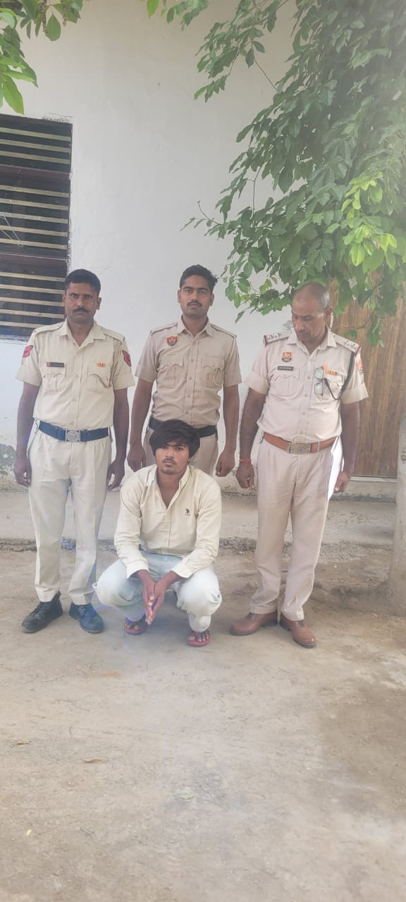 आरोपी लोगों को मोबाइल पर फर्जी रकम खाते में जमा होने के संदेश भेजता था।