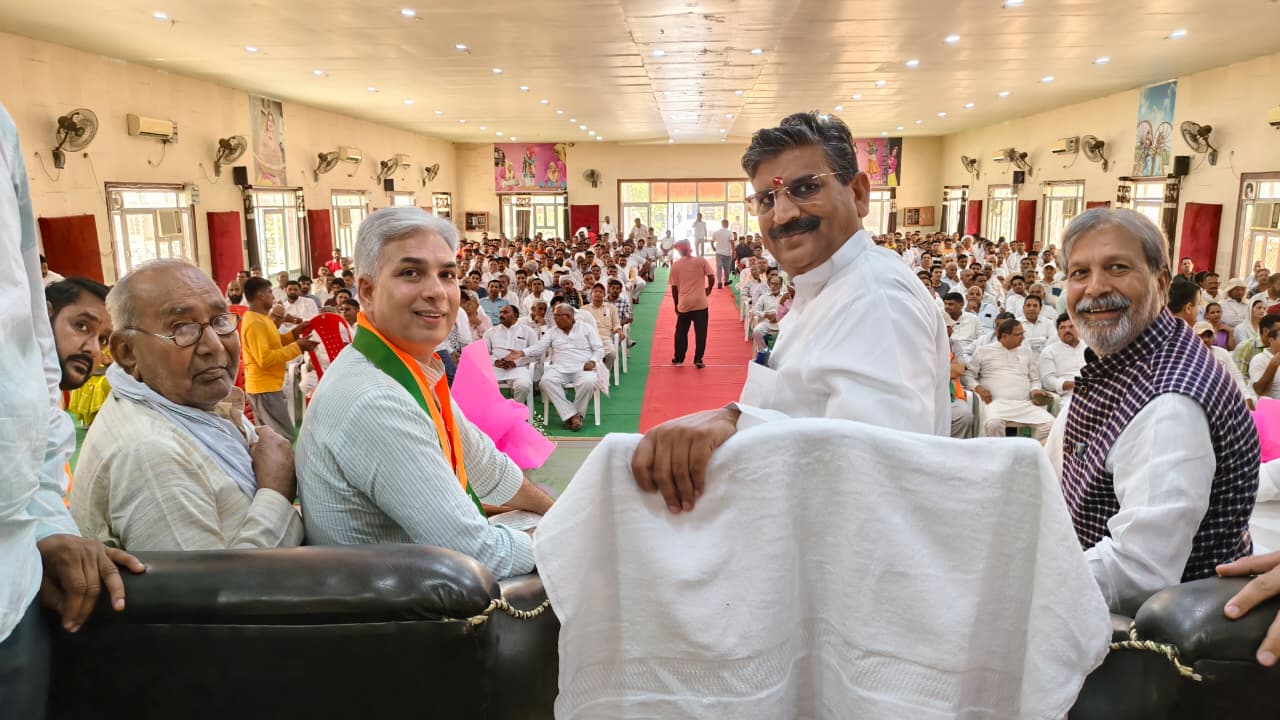 मंच पर मौजूद कैबिनेट मंत्री कृष्ण बेदी।