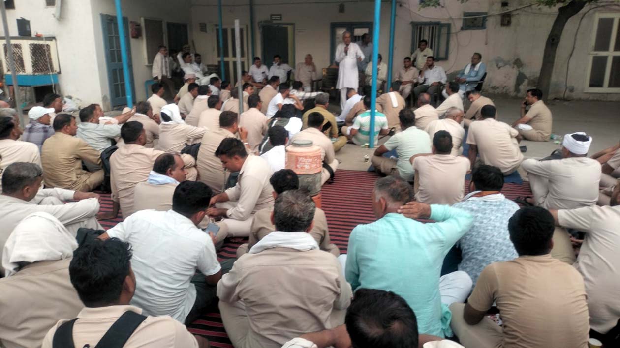 जीएम कार्यालय के आगे धरने पर बैठे कर्मचारी।