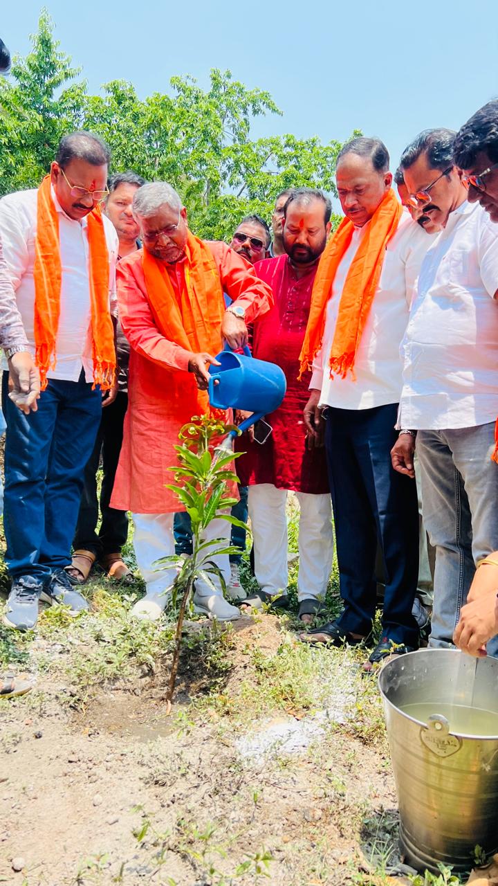 पौधारोपण करते  नेता प्रतिपक्ष
