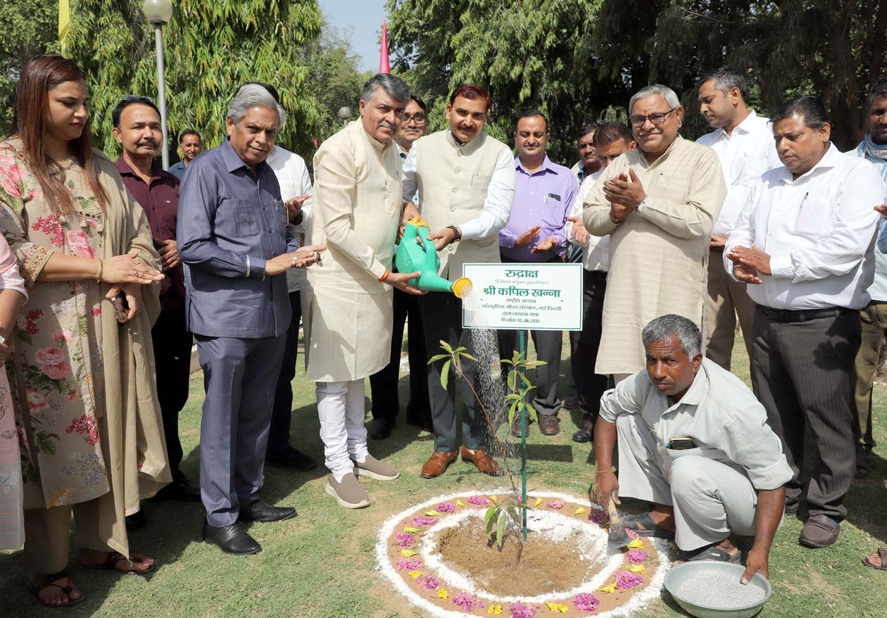 परिसर में पौधारोपण करते अतिथिगण।