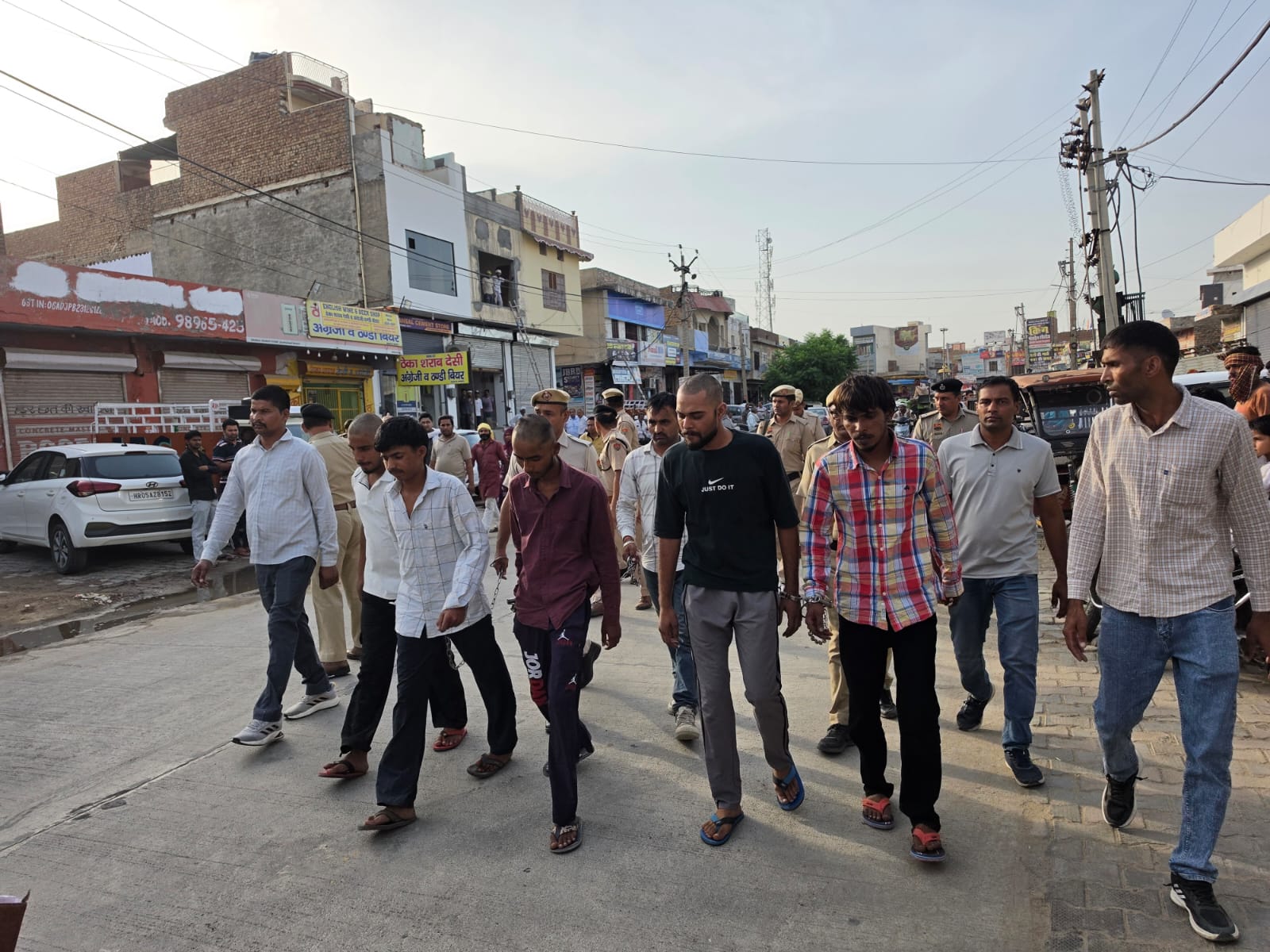 हत्यारोपियों को बाजार मैं घुमाती पुलिस