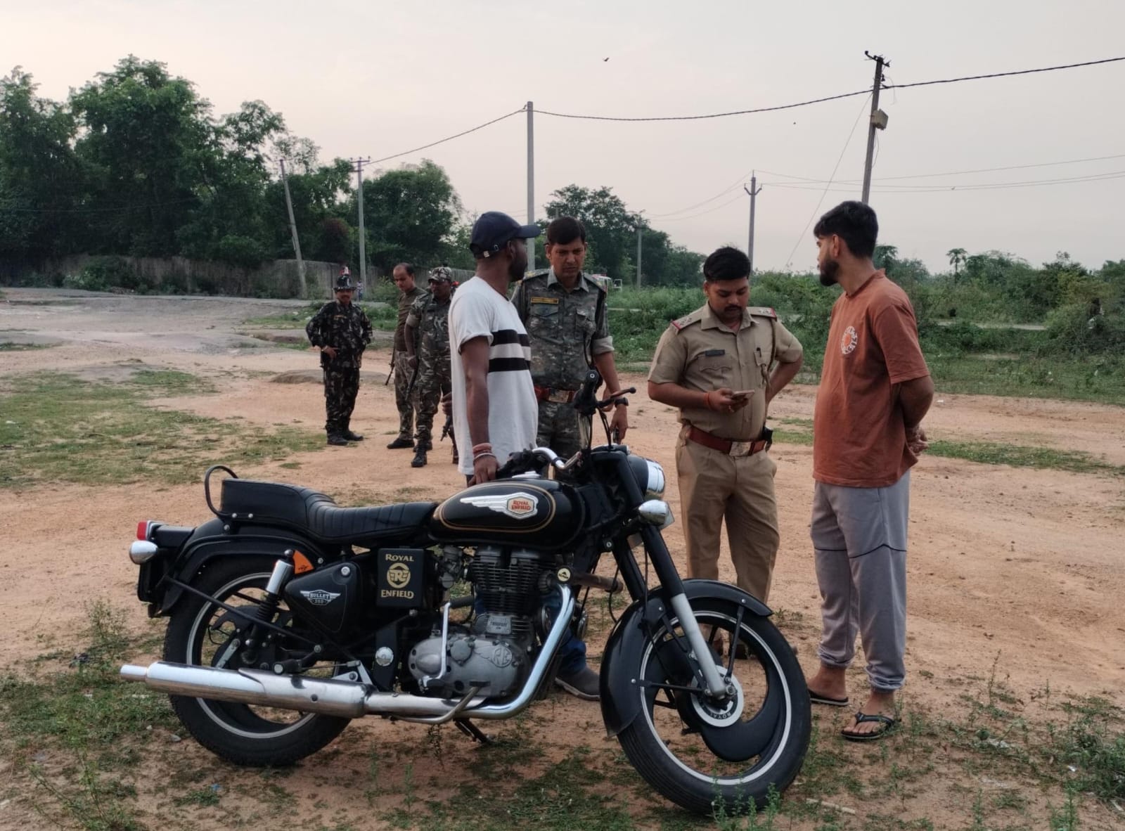 जांच करते अधिकारी