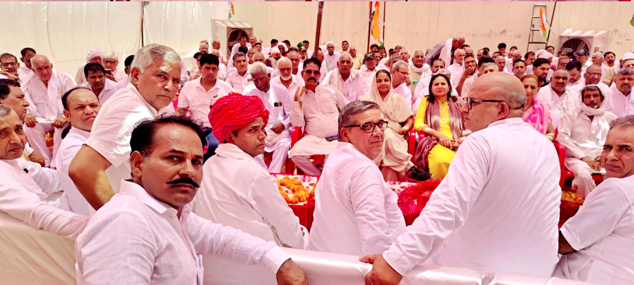 मंच पर मौजूद नेता। मंच पर मौजूद नेता।