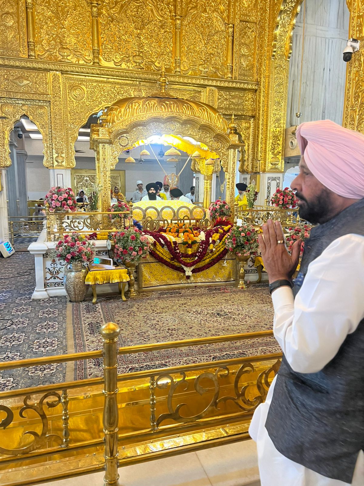 ਗੁਰਦੁਆਰਾ ਸ੍ਰੀ ਬੰਗਲਾ ਸਾਹਿਬ ਵਿਖੇ ਨਤਮਸਤਕ ਹੁੰਦੇ ਹੋਏ ਕੇਵਲ ਸਿੰਘ ਢਿੱਲੋਂ।