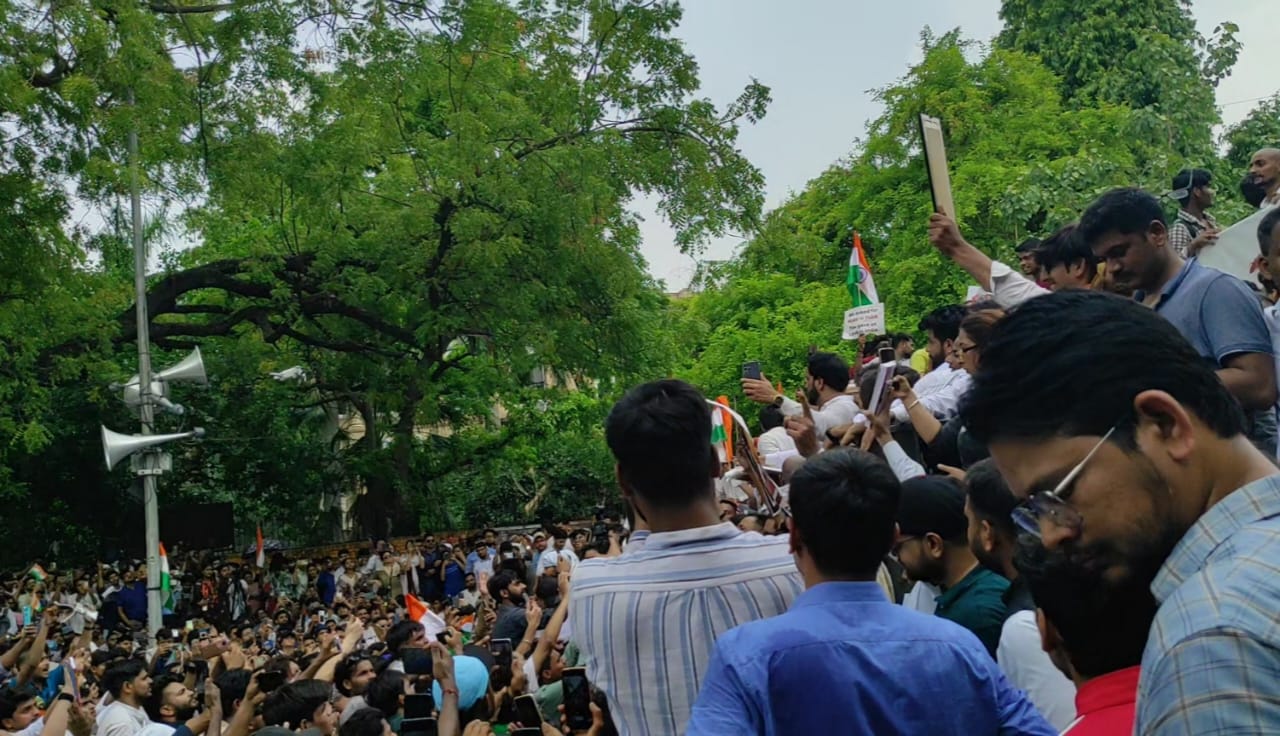 प्रदर्शन के दौरान छात्र मौजूद।