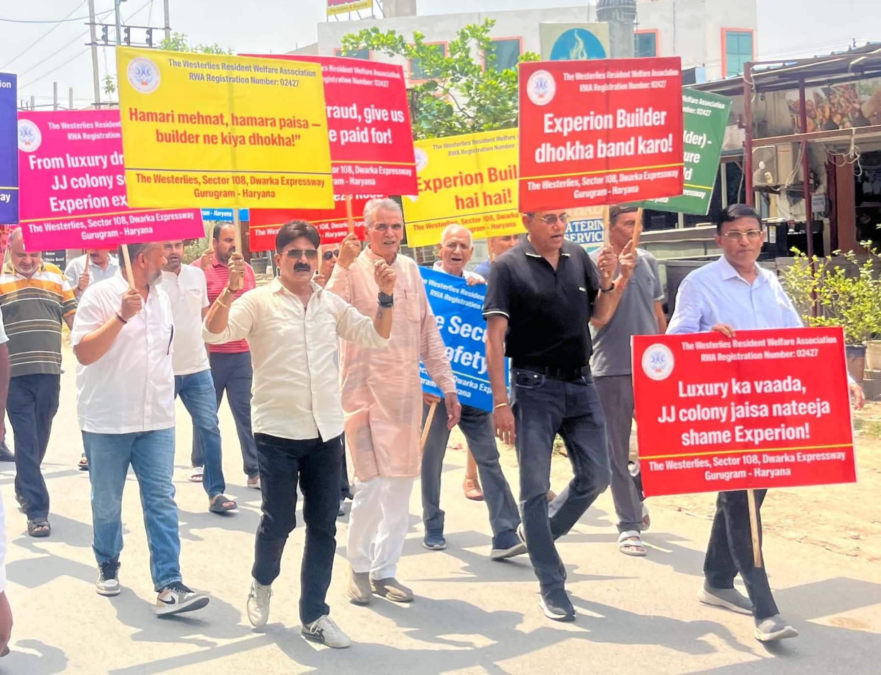 गुरुग्राम के सेक्टर-108 में एक्सपीरियन बिल्डर के खिलाफ प्रदर्शन करते रेजीडेंट।