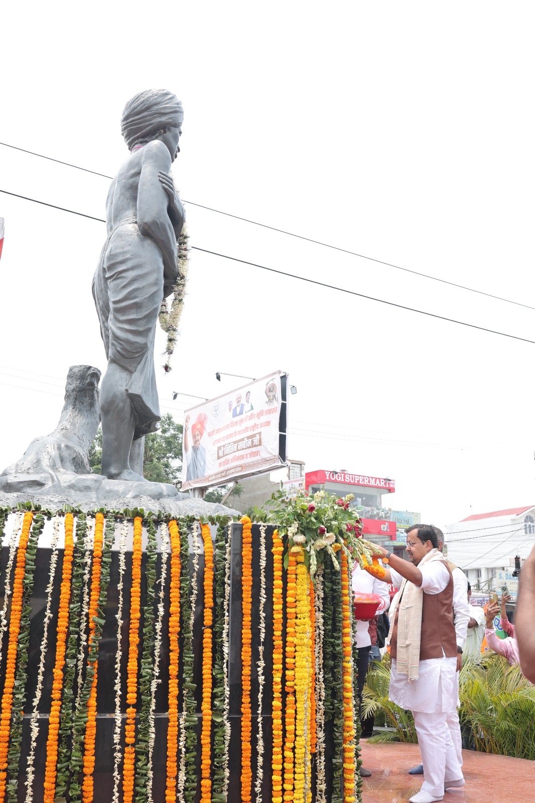 बिरसा मुंडा की प्रतिमा पर माल्यार्पण करते भाजपा के राष्ट्रीय अध्यक्ष