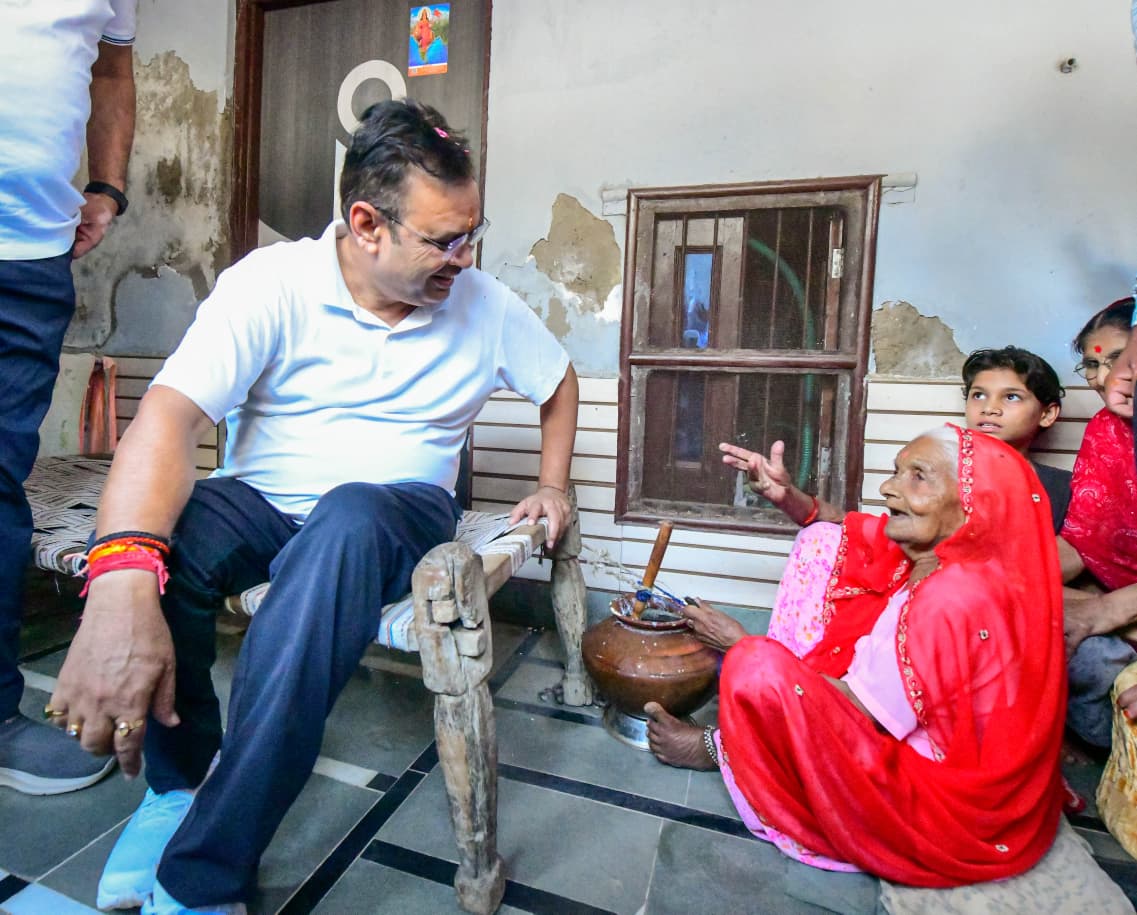 मुख्यमंत्री भजनलाल शर्मा ने गांव में बिताई सुबह मुख्यमंत्री भजनलाल शर्मा ने गांव में बिताई सुबह