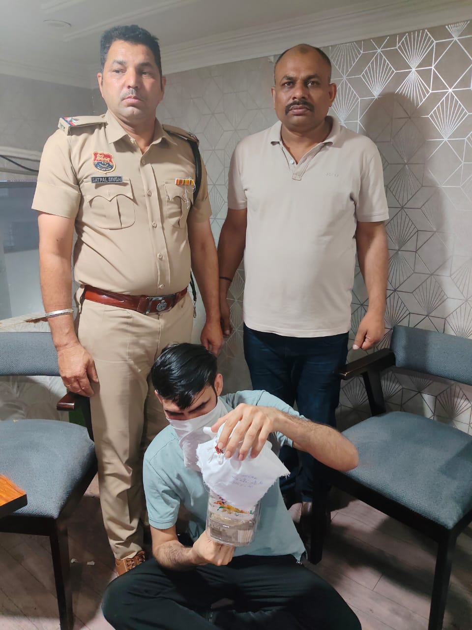 पुलिस गिरफ्त में आरोपित।
