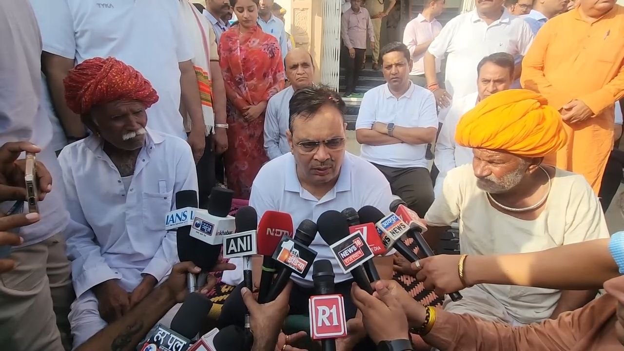 गांव की चैपाल से गरमाई राजनीतिरू मुख्यमंत्री बोलेकृगहलोत बार-बार सचिन पायलट को ही टारगेट करते हैं गांव की चैपाल से गरमाई राजनीतिरू मुख्यमंत्री बोलेकृगहलोत बार-बार सचिन पायलट को ही टारगेट करते हैं