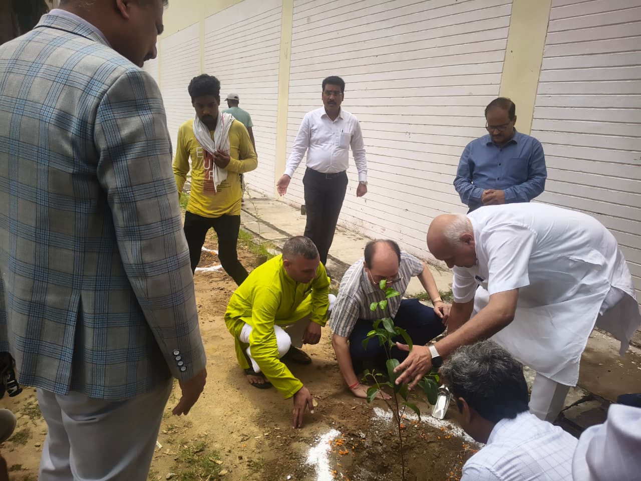 कृषि विज्ञान संगोष्ठी में पर्यावरण संरक्षण अभियान के तहत पौधरोपण करते हुए कृषि मंत्री सूर्य प्रताप शाही का छाया चित्र