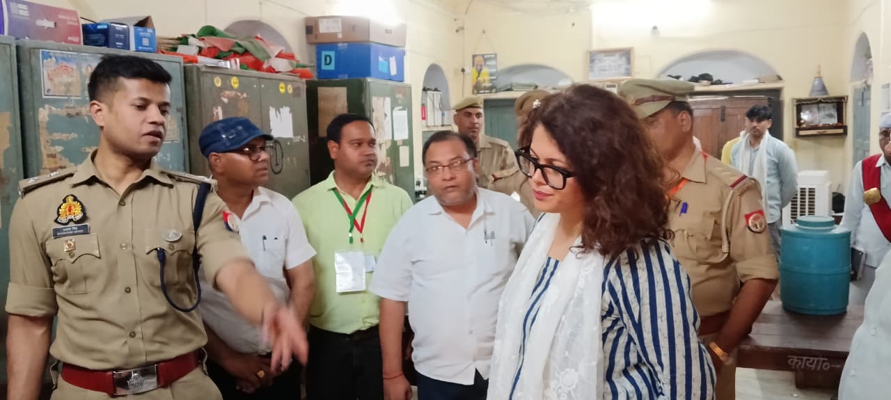 परीक्षा केंद्र का निरीक्षण करतीं डीएम गजल भारद्वाज