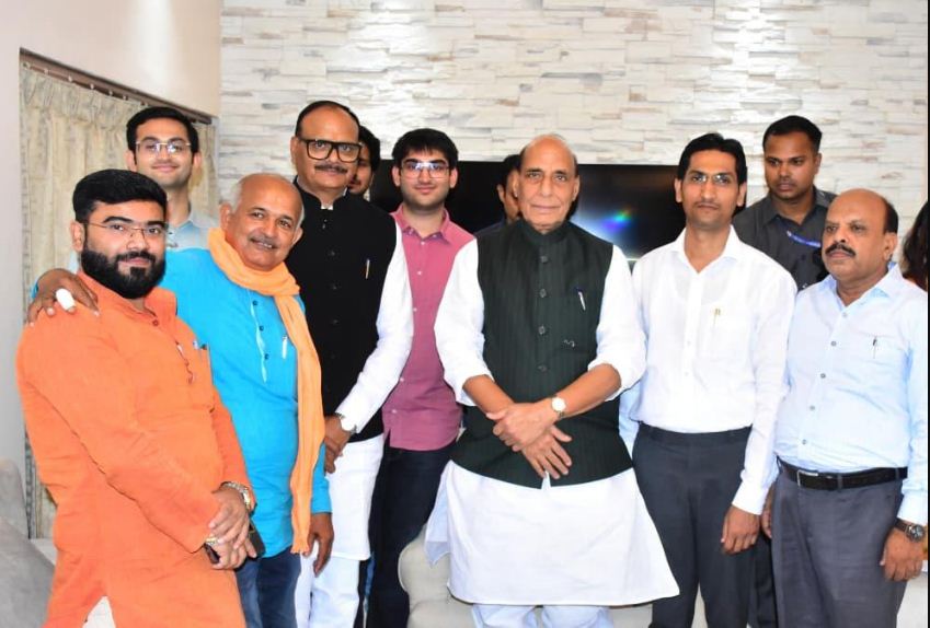 भगवती शुक्ला के घर पर राजनाथ सिंह