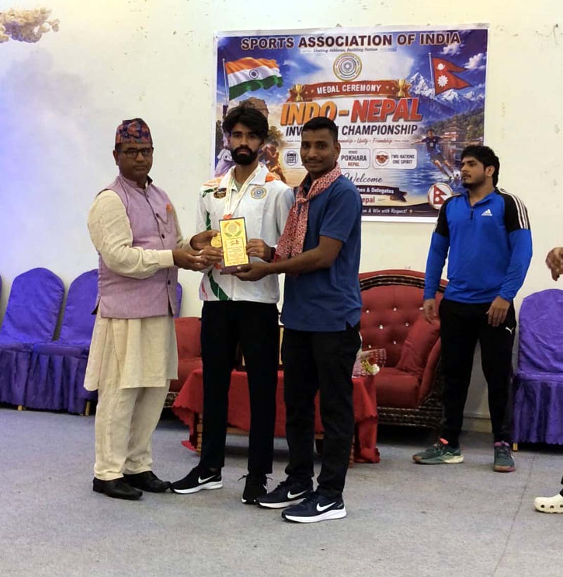 प्रवेश साहू को सम्मानित करते हुए। प्रवेश साहू को सम्मानित करते हुए।