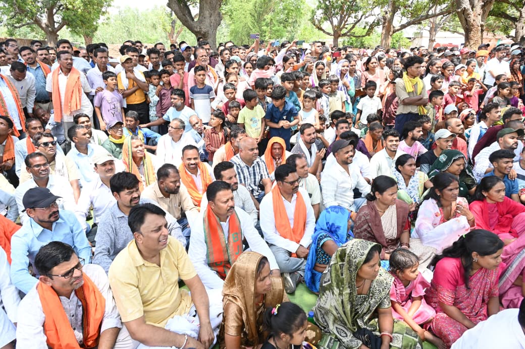 मरवाही विकासखंड के ग्राम निमधा में उपस्थित ग्रामीण