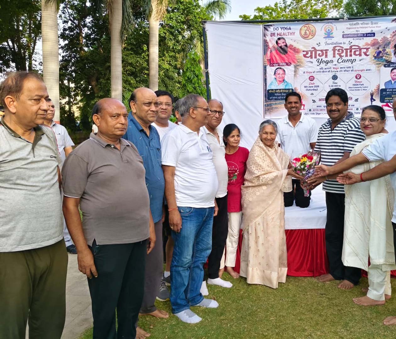 सावित्री जिंदल का स्वागत करते पदाधिकारी व सदस्य।