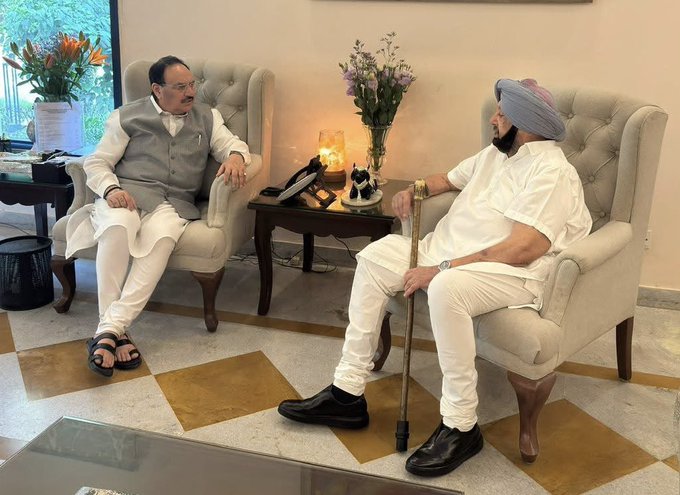 पूर्व मुख्यमंत्री अमरिंदर सिंह केंद्रीय मंत्री जेपी नड्डा से मुलाकात करते हुए