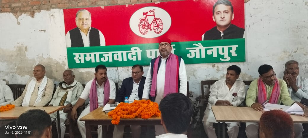 सपा की मासिक बैठक लेते हुए राकेश मौर्य सपा की मासिक बैठक लेते हुए राकेश मौर्य