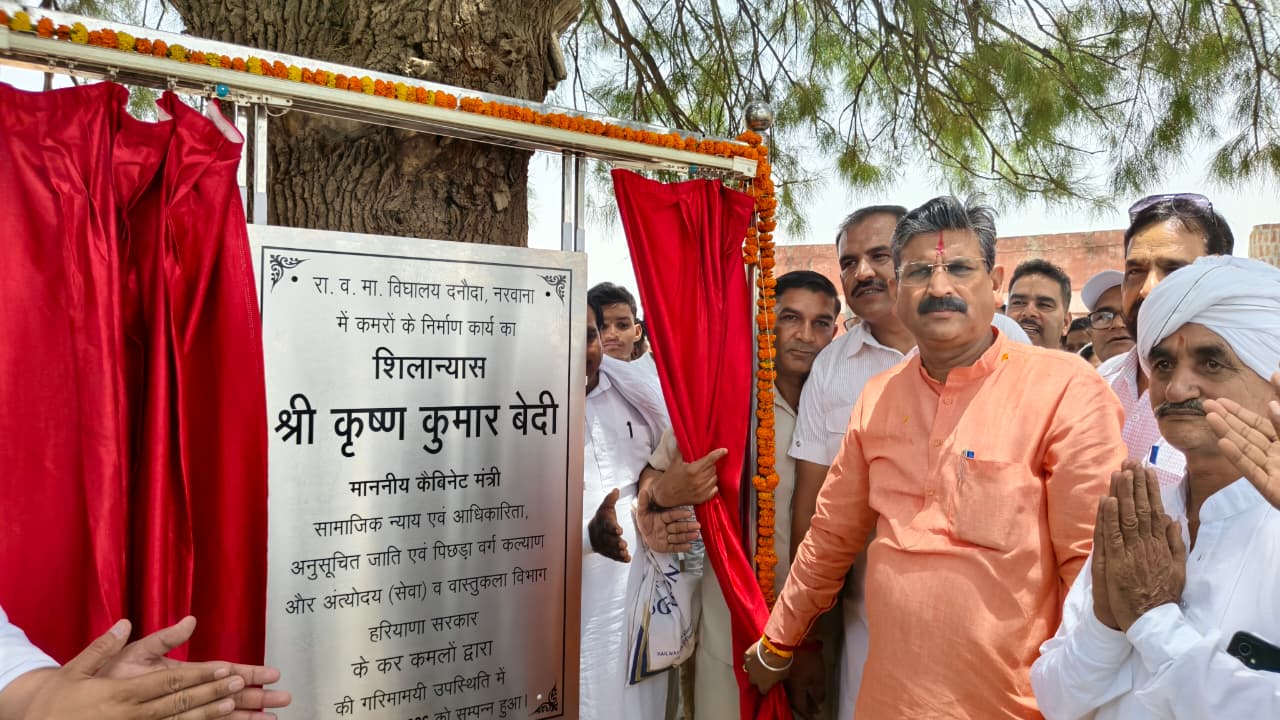 शिलान्यास करते हुए मंत्री कृष्ण बेदी।