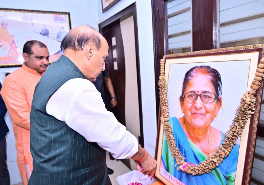 प्रशान्त अटल की माता के चित्र पर पुष्पांजलि करते राजनाथ सिंह
