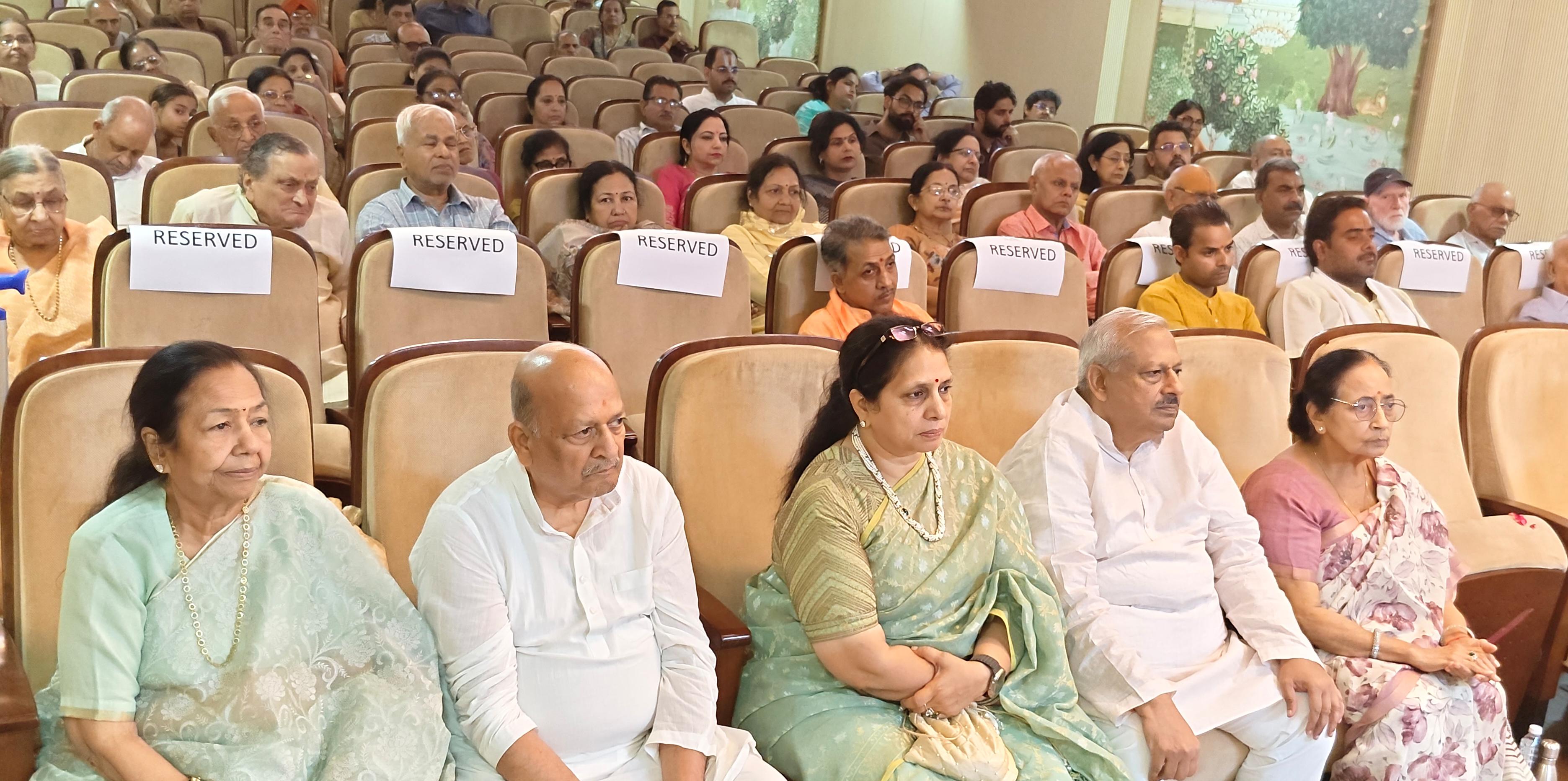 सीएल गुप्ता आई इंस्टीट्यूट के सभागार में आयोजित भागवत में उपस्थित श्रद्धालु।
