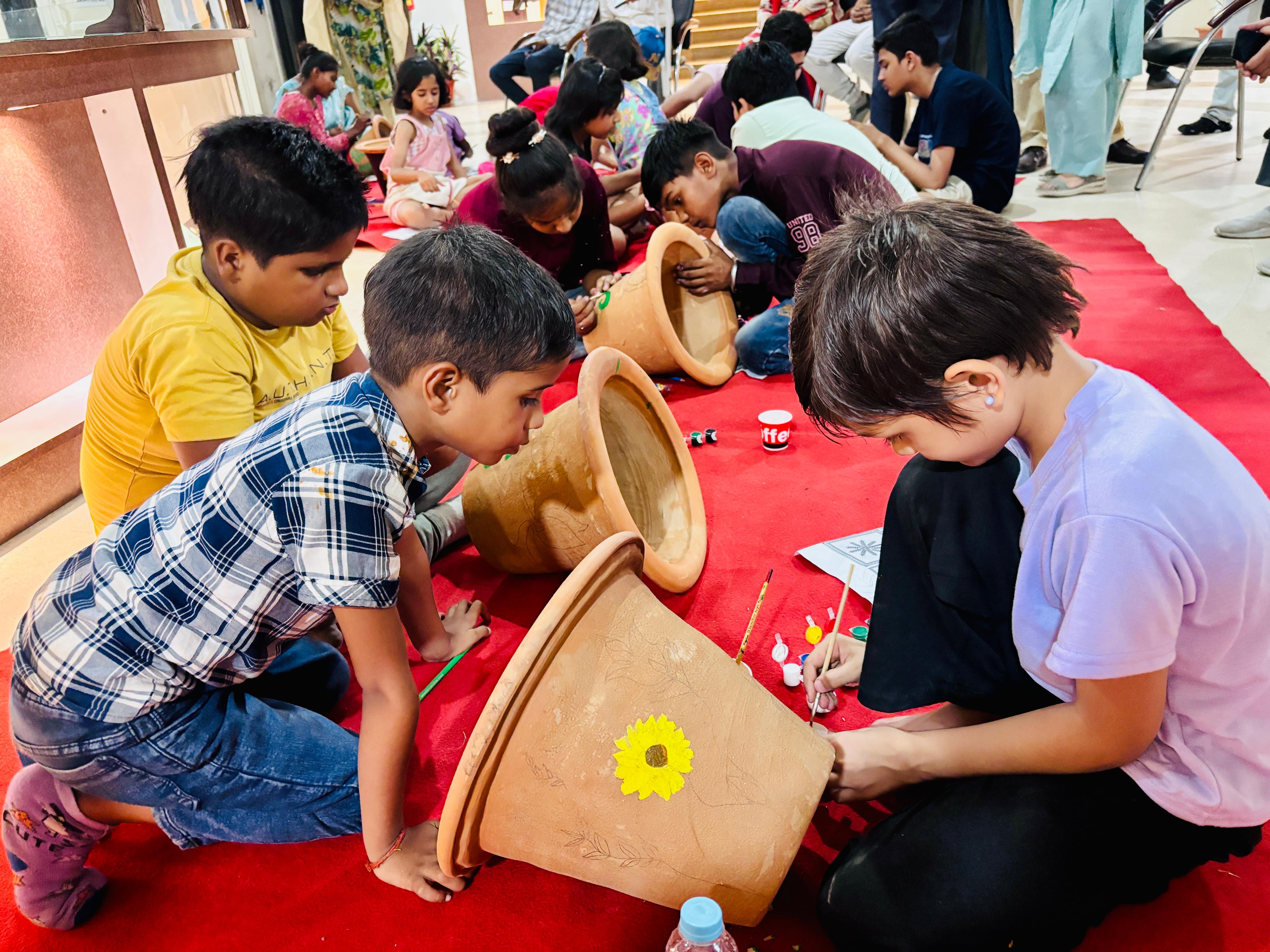 कलाकृतियां बनाते बच्चे कलाकृतियां बनाते बच्चे